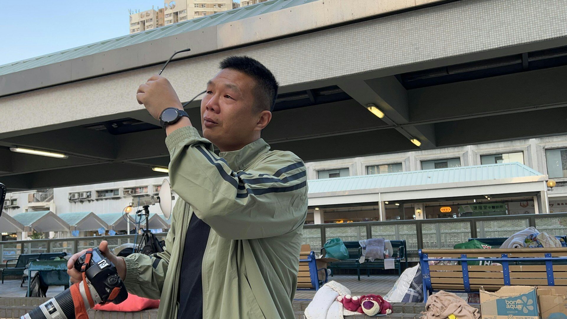 ▲▼住戶向記者借長鏡頭，看自己家的景色後忍不住落淚。（圖／香港01）