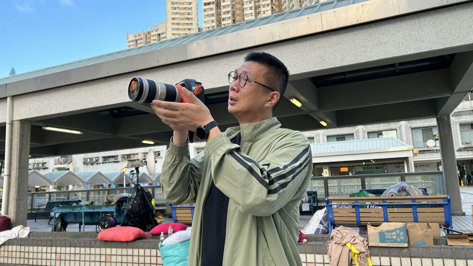 ▲▼住戶向記者借長鏡頭，看自己家的景色後忍不住落淚。（圖／香港01）