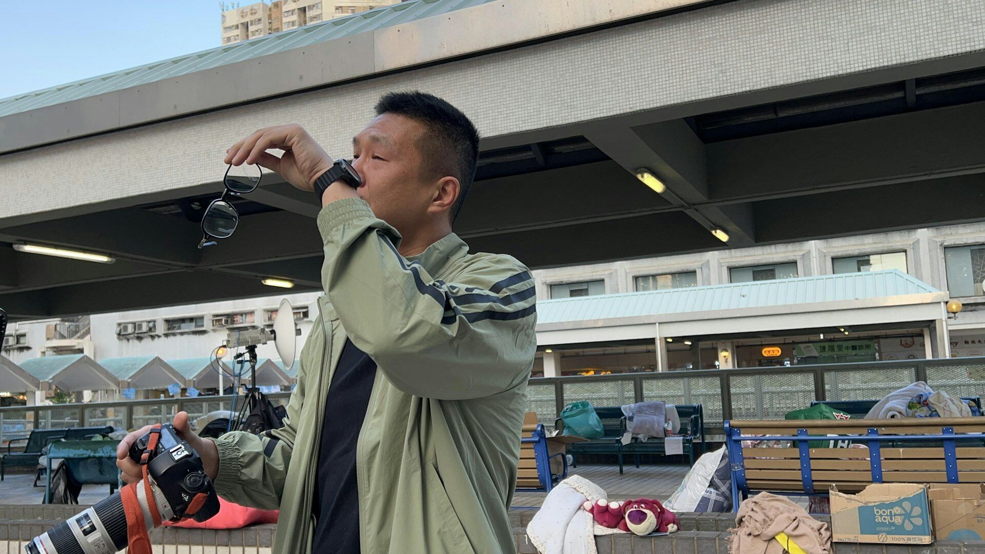 ▲▼住戶向記者借長鏡頭，看自己家的景色後忍不住落淚。（圖／香港01）