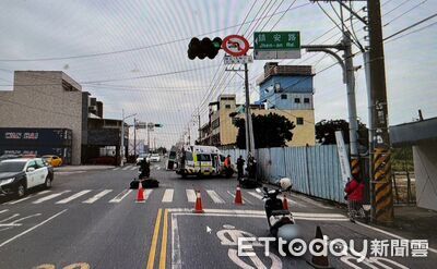 婦停紅燈突暴衝「高速撞翻3機車」　騎士拋摔引擎蓋恐怖畫面曝