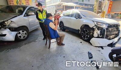 獨／熱心醫師山區巡診太累！恍神連撞路旁4車　零件碎片噴滿地