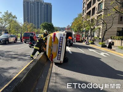 自小客硬擠！倒楣小黃彈起來「一路狂擼護欄」　90度翻車畫面曝