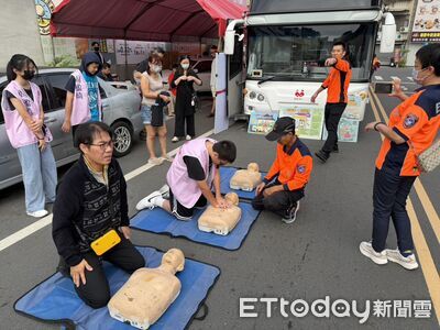 南消後甲消防分隊捐血日同步CPR教學　現場示範哈姆立克救命術