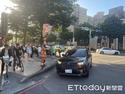 媽開休旅車載2兒看病！失神猛撞3機車　外送員被擊落受傷送醫