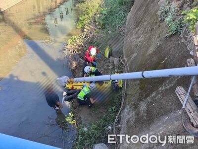 恐怖畫面曝！苗栗自小客鬼飄撞斷燈桿　路人夫妻被推落大排