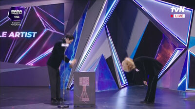 MAMA／李洙赫親手頒獎給天王好友！GD害羞放閃：他第二次頒獎給我