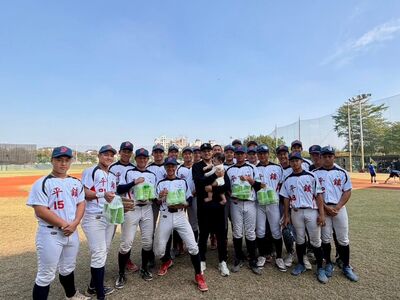 黑豹旗／即將旅日不忘母校　徐若熙先請平鎮小學弟喝飲料