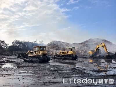 烏樹林暫置場火災燃燒區域縮減 台南環保局、消防局持續撲滅降溫