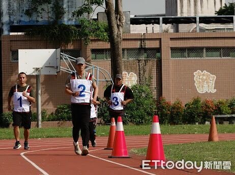 ▲▼第一階段的術科測驗包含循環檔機車騎乘實作與負重20公斤跑走測驗。（圖／花蓮分署提供，下同）