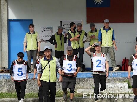 ▲▼第一階段的術科測驗包含循環檔機車騎乘實作與負重20公斤跑走測驗。（圖／花蓮分署提供，下同）