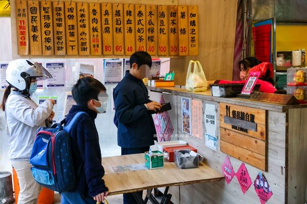 ▲▼中壢平鎮公園貨車蘿蔔糕小吃。（圖／部落客陳曉可提供）