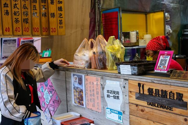 ▲▼中壢平鎮公園貨車蘿蔔糕小吃。（圖／部落客陳曉可提供）