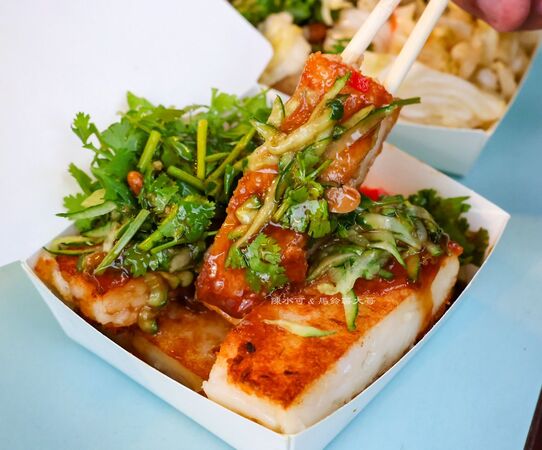 ▲▼中壢平鎮公園貨車蘿蔔糕小吃。（圖／部落客陳曉可提供）