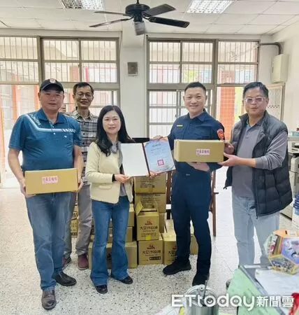▲▼台中龍津派出所和警友站捐贈126名學童民生物資，由校方代為接受。（圖／警方提供，下同）