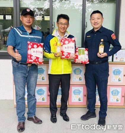 ▲▼台中龍津派出所和警友站捐贈126名學童民生物資，由校方代為接受。（圖／警方提供，下同）