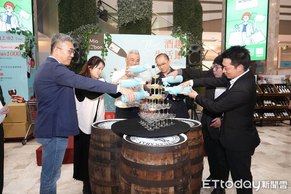 ▲Mia C`bon酒趣生活節南紡開跑，300款葡萄酒任挑聖誕派對必備。（記者林東良翻攝）