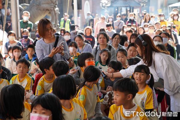 ▲▼台中市交通局和樂成宮送出媽祖行動光明燈，守護行人夜間安全。（圖／民眾提供，下同）