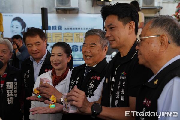 ▲▼台中市交通局和樂成宮送出媽祖行動光明燈，守護行人夜間安全。（圖／民眾提供，下同）