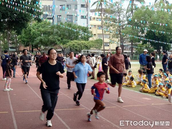 ▲光華附幼八分鐘馬拉松百位親子同步起跑，呼拉圈主題活動超熱鬧。（記者林東良翻攝，下同）