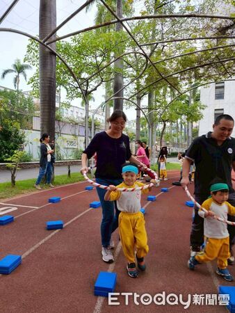 ▲光華附幼八分鐘馬拉松百位親子同步起跑，呼拉圈主題活動超熱鬧。（記者林東良翻攝，下同）