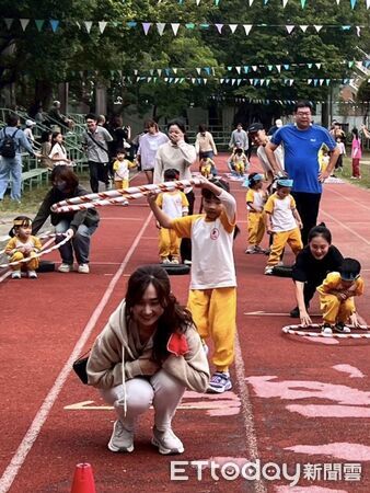▲光華附幼八分鐘馬拉松百位親子同步起跑，呼拉圈主題活動超熱鬧。（記者林東良翻攝，下同）