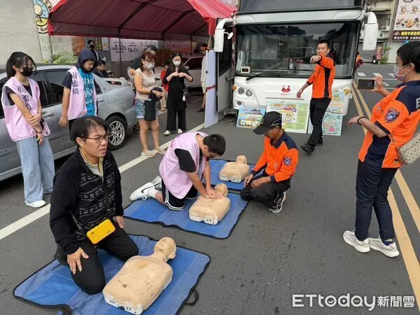 ▲後甲消防分隊捐血日現場CPR實作教學，民眾親操哈姆立克急救法。（記者林東良翻攝，下同）
