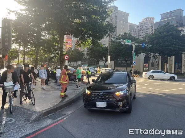 ▲劉女開休旅車載2個小孩前往看病，卻分心追撞3輛機車，造成2人受傷送醫。（圖／記者陸運陞翻攝）