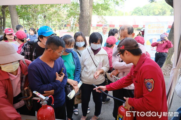 ▲南消新化分隊農畜開放日滅火器教學，民眾親操PASS四步驟超實用。（記者林東良翻攝，下同）