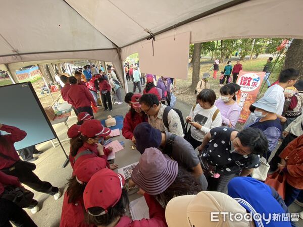 ▲南消新化分隊農畜開放日滅火器教學，民眾親操PASS四步驟超實用。（記者林東良翻攝，下同）