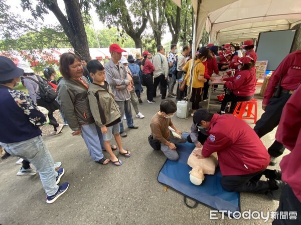 ▲南消新化分隊農畜開放日滅火器教學，民眾親操PASS四步驟超實用。（記者林東良翻攝，下同）
