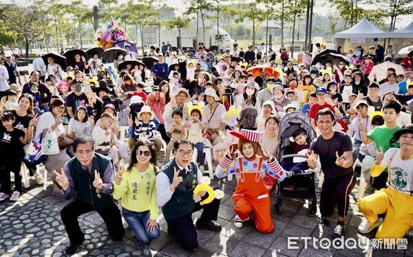 ▲黃偉哲市長南科考古館送小熊氣球，6千人次親子太空站High翻耶誕跨年開跑。（記者林東良翻攝，下同）