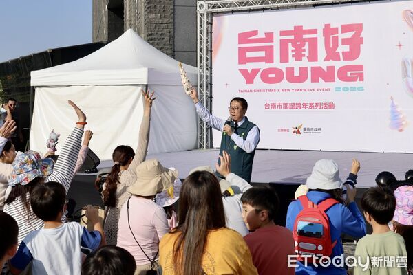 ▲黃偉哲市長南科考古館送小熊氣球，6千人次親子太空站High翻耶誕跨年開跑。（記者林東良翻攝，下同）
