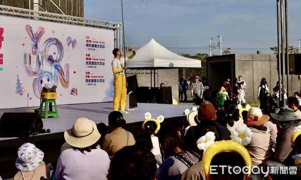 ▲黃偉哲市長南科考古館送小熊氣球，6千人次親子太空站High翻耶誕跨年開跑。（記者林東良翻攝，下同）