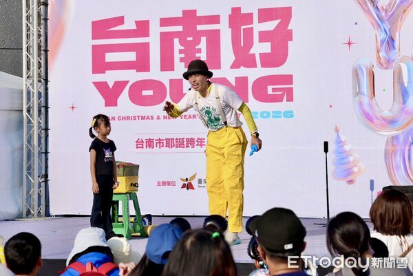 ▲黃偉哲市長南科考古館送小熊氣球，6千人次親子太空站High翻耶誕跨年開跑。（記者林東良翻攝，下同）