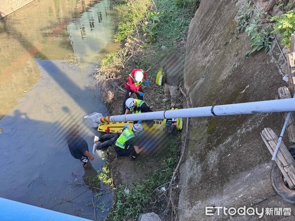 ▲▼             苗栗頭份一輛轎車自撞路邊燈桿，造成2名行人跌落溝渠。（圖／記者楊永盛翻攝，下同）