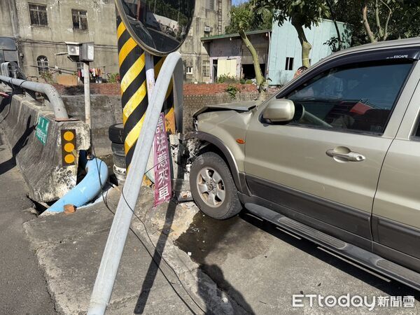 ▲▼             苗栗頭份一輛轎車自撞路邊燈桿，造成2名行人跌落溝渠。（圖／記者楊永盛翻攝，下同）