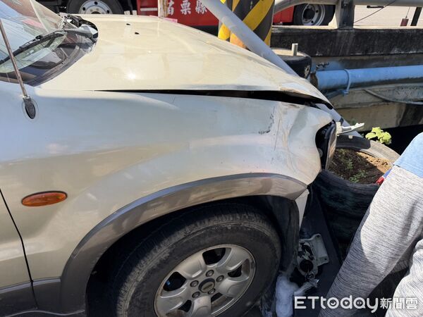 ▲▼             苗栗頭份一輛轎車自撞路邊燈桿，造成2名行人跌落溝渠。（圖／記者楊永盛翻攝，下同）