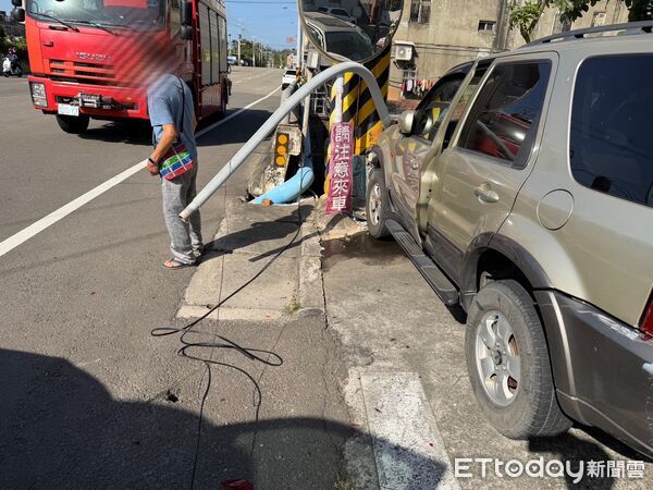 ▲▼             苗栗頭份一輛轎車自撞路邊燈桿，造成2名行人跌落溝渠。（圖／記者楊永盛翻攝，下同）