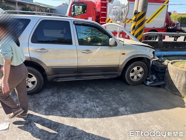 ▲▼             苗栗頭份一輛轎車自撞路邊燈桿，造成2名行人跌落溝渠。（圖／記者楊永盛翻攝，下同）