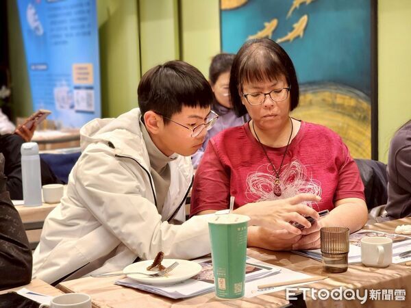 ▲▼  嘉義縣蚵產業技能訓練，助蚵農習得新技術及AI行銷   。（圖／嘉義縣政府提供）