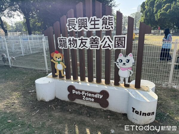 ▲北區長興生態寵物公園29日啟用園遊會，免費狂犬病疫苗+七合一排隊搶爆。（記者林東良翻攝，下同）