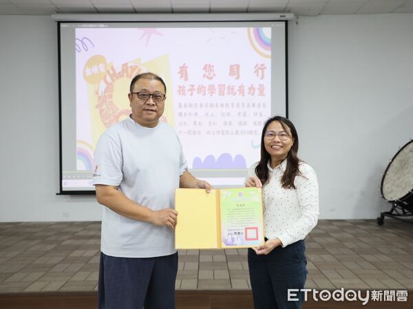 ▲▼   台積電助嘉縣校園風災復原，翁章梁頒感謝狀  。（圖／嘉義縣政府提供）