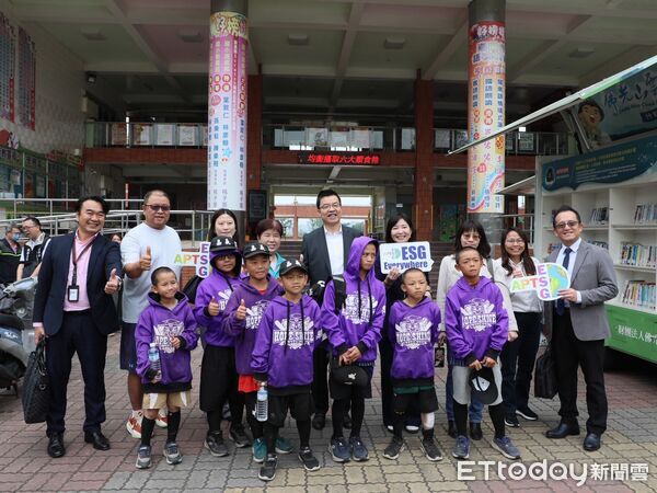 ▲▼   台積電助嘉縣校園風災復原，翁章梁頒感謝狀  。（圖／嘉義縣政府提供）