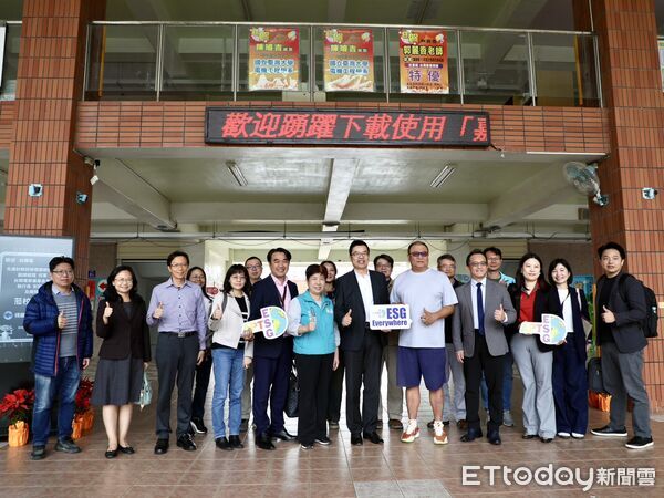 ▲▼   台積電助嘉縣校園風災復原，翁章梁頒感謝狀  。（圖／嘉義縣政府提供）