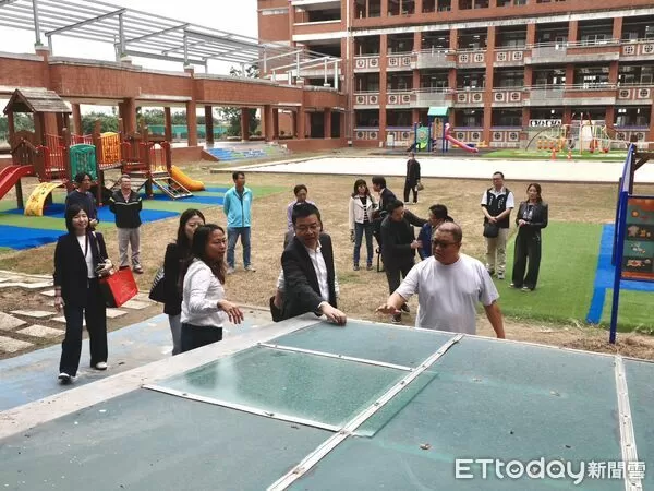 ▲▼   台積電助嘉縣校園風災復原，翁章梁頒感謝狀  。（圖／嘉義縣政府提供）