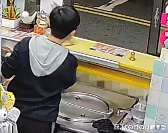 貓咪撞櫃台點餐。（圖／Threads@ychen67_提供）