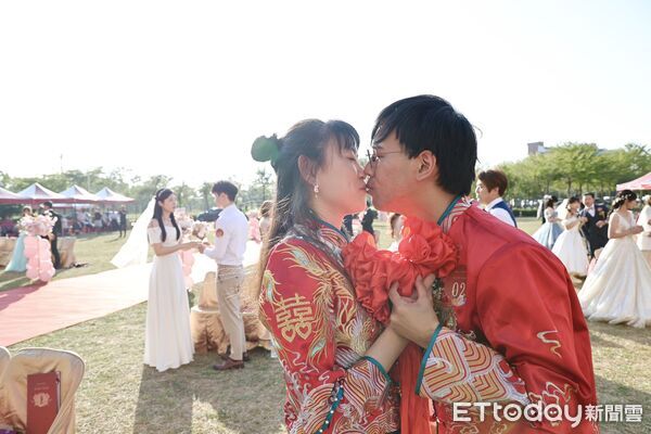 ▲黃偉哲證婚50對新人曾文園區，黃偉哲祝福新人幸福氣球升空超浪漫。（記者林東良翻攝，下同）