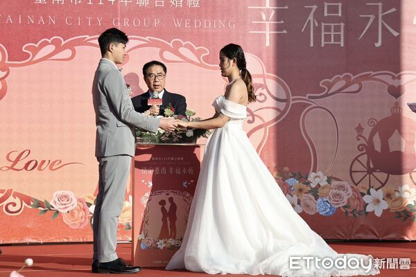 ▲黃偉哲證婚50對新人曾文園區，黃偉哲祝福新人幸福氣球升空超浪漫。（記者林東良翻攝，下同）