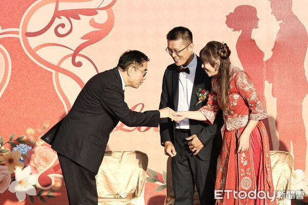 ▲黃偉哲證婚50對新人曾文園區，黃偉哲祝福新人幸福氣球升空超浪漫。（記者林東良翻攝，下同）