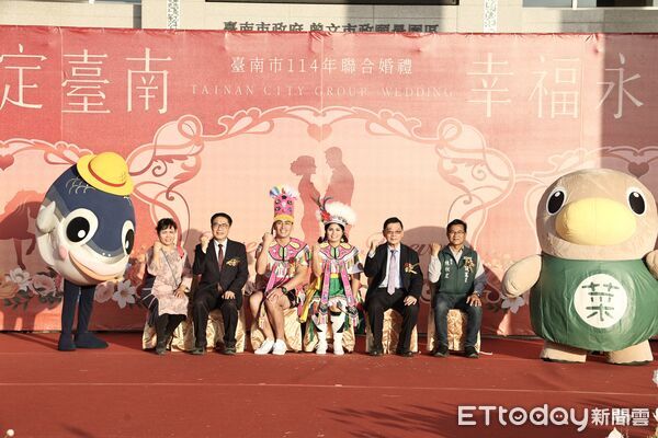 ▲黃偉哲證婚50對新人曾文園區，黃偉哲祝福新人幸福氣球升空超浪漫。（記者林東良翻攝，下同）